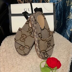 nwot Beige and Brown Logo Slide